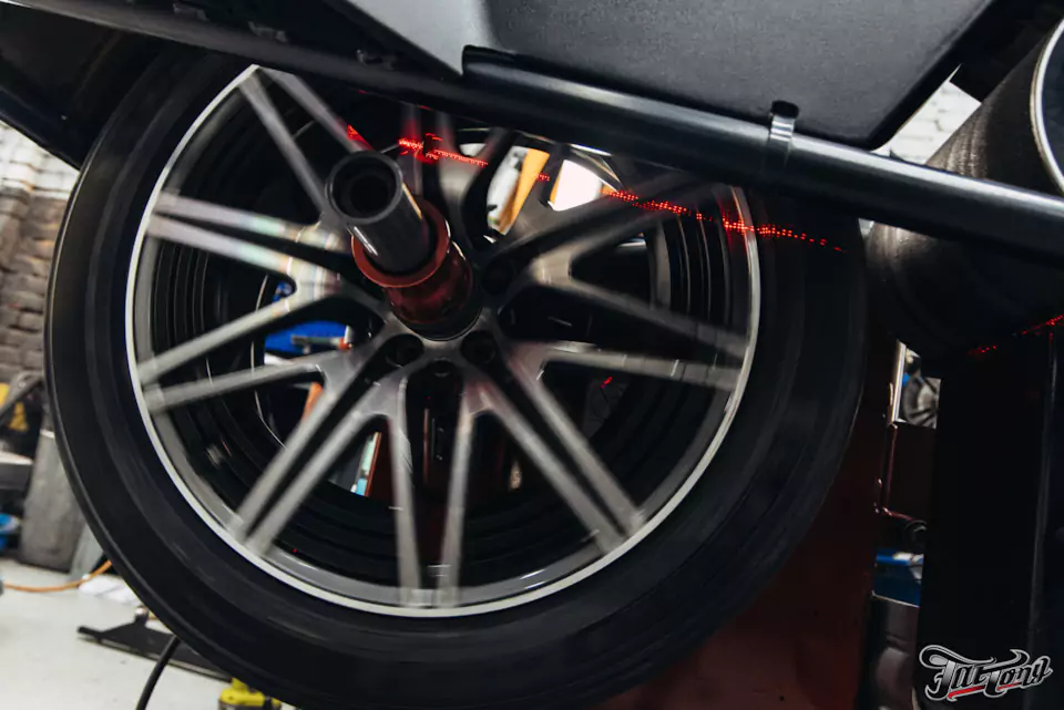Фирменный шиномонтаж с адаптацией и балансировкой на стендах Hunter для Mercedes GLC 43 AMG